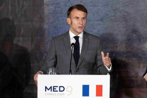 Μακρόν: Οι Ευρωπαίοι δεν πρέπει να αναθέτουν αιωνίως την ασφάλειά τους στους Αμερικανούς