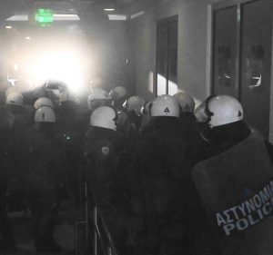 Βουλευτές καταγγέλλουν απρόκλητη επίθεση των ΜΑΤ κατά εποχικών πυροσβεστών