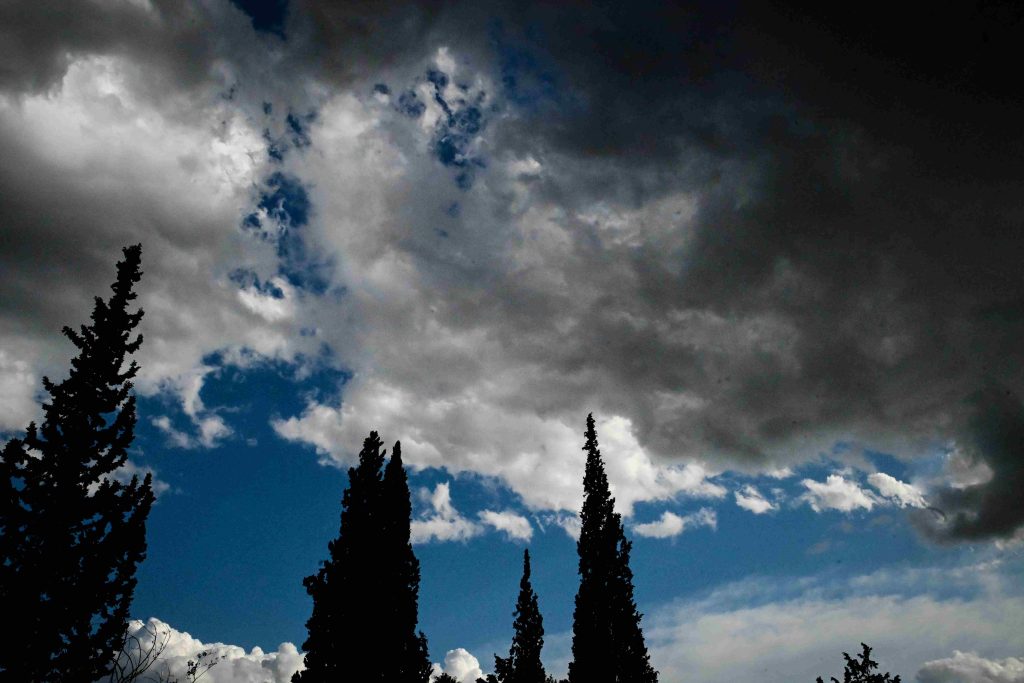 Άστατος ο καιρός σήμερα με βροχές και καταιγίδες σε αρκετές περιοχές της χώρας – Συνεχίζονται τα 26άρια