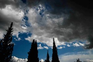 Drones “σποράς νεφών” τροποποίησαν τον καιρό στην Σιντζιάνγκ της Κίνας προκαλώντας 30 πισίνες βροχής