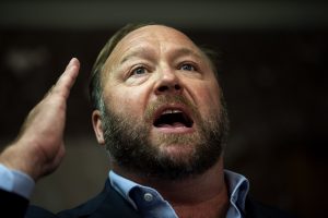 Ο Alex Jones πάνω σε Cybertruck και με μεγάφωνο στηρίζει τον Έλον Μασκ ενάντια σε αριστερούς διαδηλωτές!(vid)