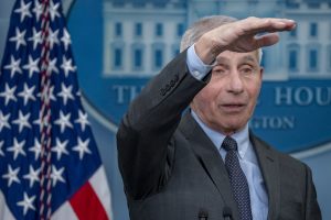 Ο Διευθυντής του FBI έχει άσχημα νέα για τον υπέρμαχο των μαζικών εμβολιασμών, Άντονι Φάουτσι, vid