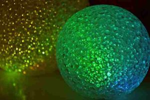 Ένας γιορτινός «φάρος» στο Λονδίνο: ΦΩΤΟ με το πρωτότυπο και εντυπωσιακό δέντρο στην πλατεία Granary