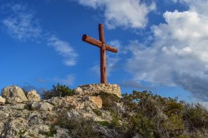 Έφτιαξαν τεράστιο ξύλινο Σταυρό στην Αυστρία – Βίντεο