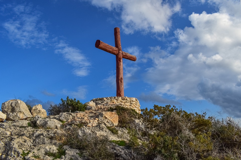 Κουβάλησε μέσα στα χιόνια έναν Σταυρό 35 κιλών…για 14 ώρες! ΒΙΝΤΕΟ