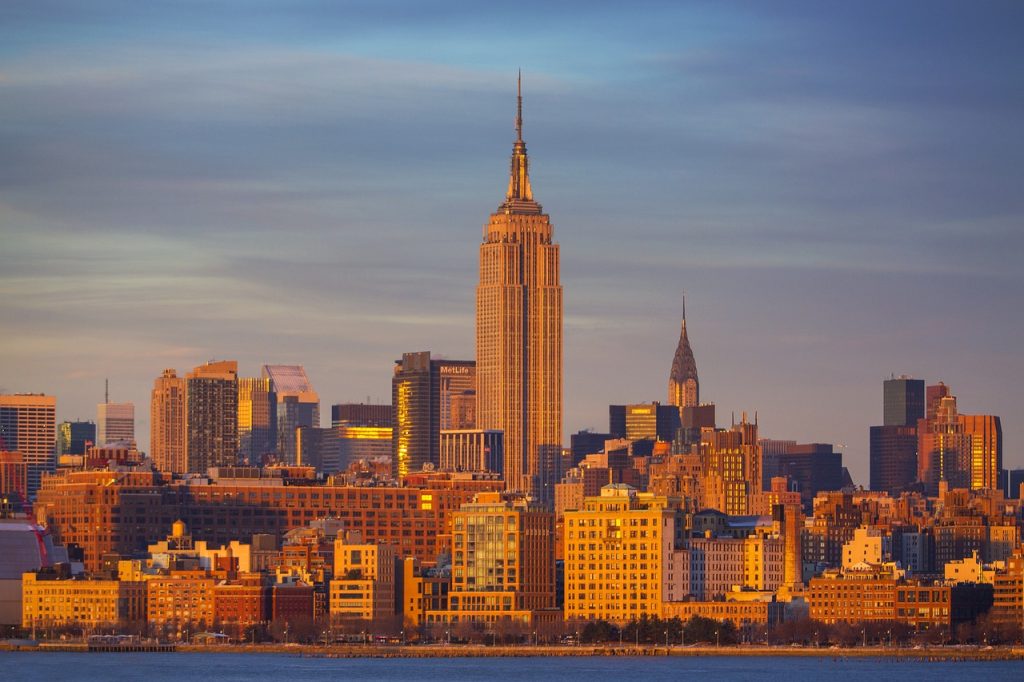 ΒΙΝΤΕΟ: Μασκοφόροι σκαρφάλωσαν στο Empire State Building – Το μήνυμα στο πανό που ξεδίπλωσαν