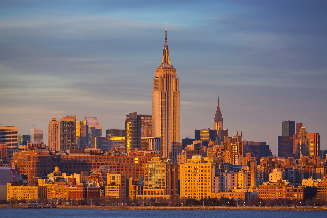 ΒΙΝΤΕΟ: Μασκοφόροι σκαρφάλωσαν στο Empire State Building – Το μήνυμα στο πανό που ξεδίπλωσαν και η… πρόταση γάμου