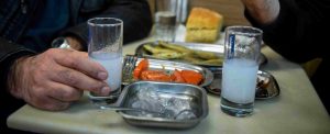 «Η σκιά της μύγας»: Μια παράσταση που παίζεται στα καφενεία σε Πειραιά, Δραπετσώνα και Κορυδαλλό