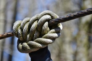 Απίστευτη δύναμη! Καρφώνει με γυμνά χέρια πρόκα σε διπλό ξύλο! vid