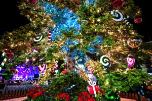 Το προτεινόμενο εορταστικό ωράριο από τον Εμπορικό Σύλλογο Πειραιώς – Οι αμοιβές για όσους εργαστούν Κυριακή