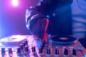 DJ έβαλε τα ηχεία τέρμα στο μπαλκόνι του σπιτιού του και έκανε μόνος του…συναυλία(vid)