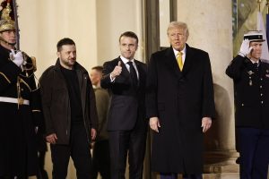 ΒΙΝΤΕΟ: Ντόναλντ Τουσκ και Εμμανουέλ Μακρόν σατιρίζουν την δημοφιλή χειραψία Τραμπ!