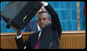 Κομματάρχης αιφνιδίασε το τουρκικό Κοινοβούλιο: «Έσκασε» με βαλίτσα γεμάτη λεφτά, vid
