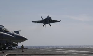 Μαχητικό F/A-18 Hornet έπιασε φωτιά στον αέρα! vid