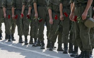 Ιστορίες τρέλας στην Ουκρανία: Τον άρπαξαν για το μέτωπο ενώ είχε βγάλει βόλτα τα παιδιά του, vid