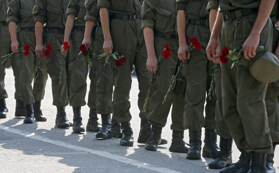 Ουκρανοί στρατιώτες εθεάθησαν να… κλέβουν γάτα από δρόμο, video