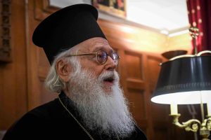 Έλληνες της Β. Ηπείρου αποχαιρετούν τον Αρχιεπίσκοπο Αναστάσιο στην πορεία προς τα Τίρανα
