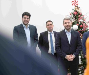 Χριστουγεννιάτικα κάλαντα στον πρόεδρο του ΠΑΣΟΚ Νίκο Ανδρουλάκη