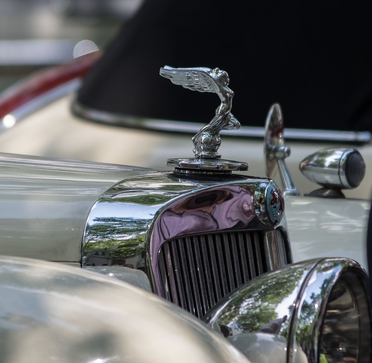 Νόμιζε ότι θα μπει στη Rolls-Royce ανενόχλητος – Και του ήρθε «κεραυνός»! (Vid)