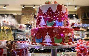 Σε εορταστικούς ρυθμούς η αγορά: Ανοιχτά σήμερα τα καταστήματα – Από 18 /12 το «Καλάθι του Αϊ-Βασίλη»