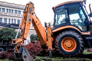 Δήμος Αθηναίων: Διασώθηκε και μεταφυτεύτηκε υπεραιωνόβια ελιά 700 ετών