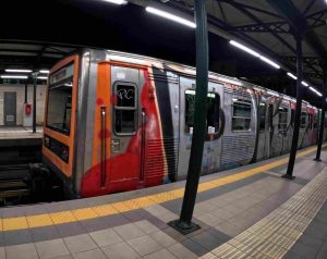 ΗΣΑΠ: Εισαγγελική έρευνα για το περιστατικό με τις ανοιχτές πόρτες σε εν κινήσει συρμό το πρωί της Πρωτοχρονιάς