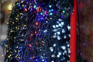 Θεσσαλονικιός κατασκεύασε πάνω από ένα δις λαμπάκια – Από το λαστιχένιο φωτιστικό στην παγκόσμια εξαγωγή