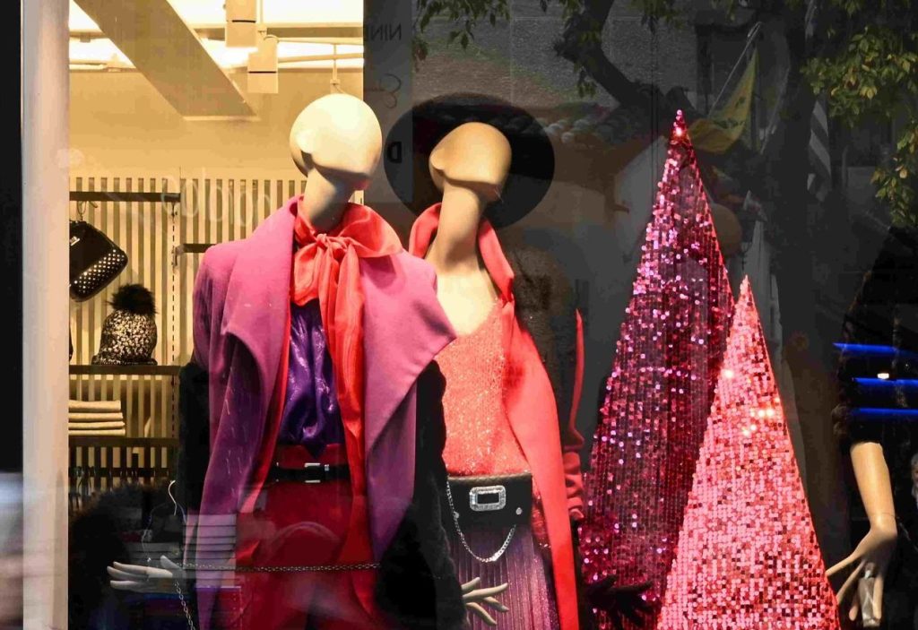 Ξεκίνησε από σήμερα το εορταστικό ωράριο – Ποιες Κυριακές θα είναι ανοικτά τα καταστήματα