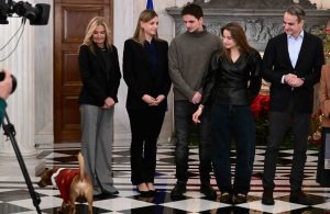 Τα Χριστουγεννιάτικα κάλαντα άκουσαν ο πρωθυπουργός και η οικογένεια του στο Μέγαρο Μαξίμου