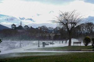 Ιωάννινα: Φουρτούνιασε η Λίμνη Παμβώτιδα – Τα κύματα βγήκαν στη στεριά – ΦΩΤΟ