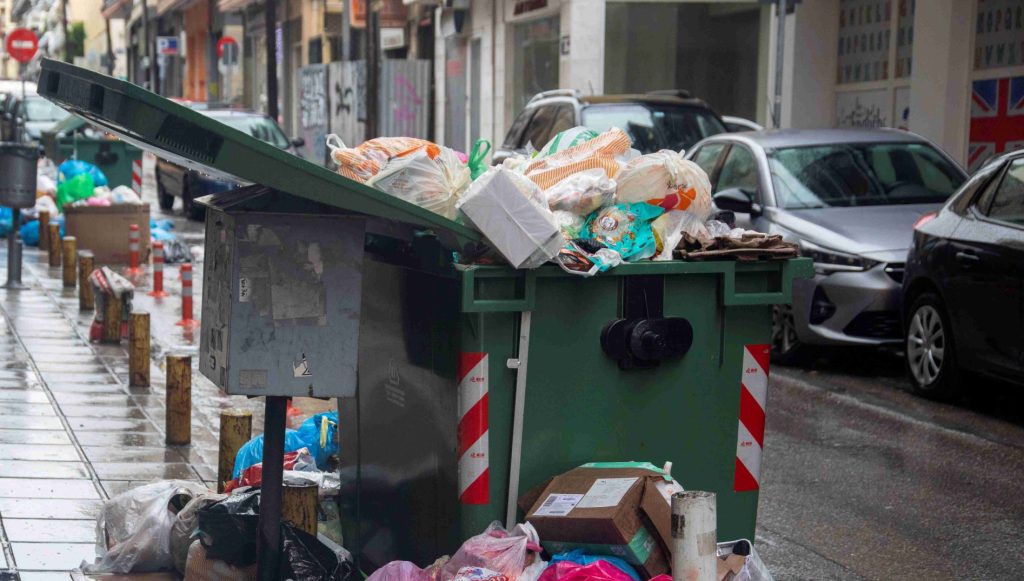 Πέταξε καταλάθος 5.000 δολάρια στα σκουπίδια και τότε συνέβη το ασύλληπτο! vid
