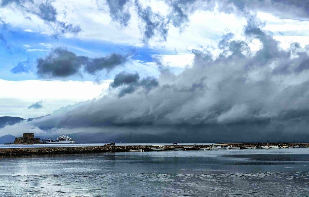 Άστατος ο καιρός και σήμερα με συννεφιά και τοπικές βροχές – Καταιγίδες στην Κρήτη
