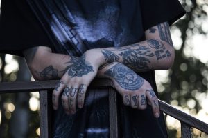 Κινέζος με τατουάζ κρανίου στο πρόσωπο…δεν μπορεί να βρει δουλειά – Βίντεο