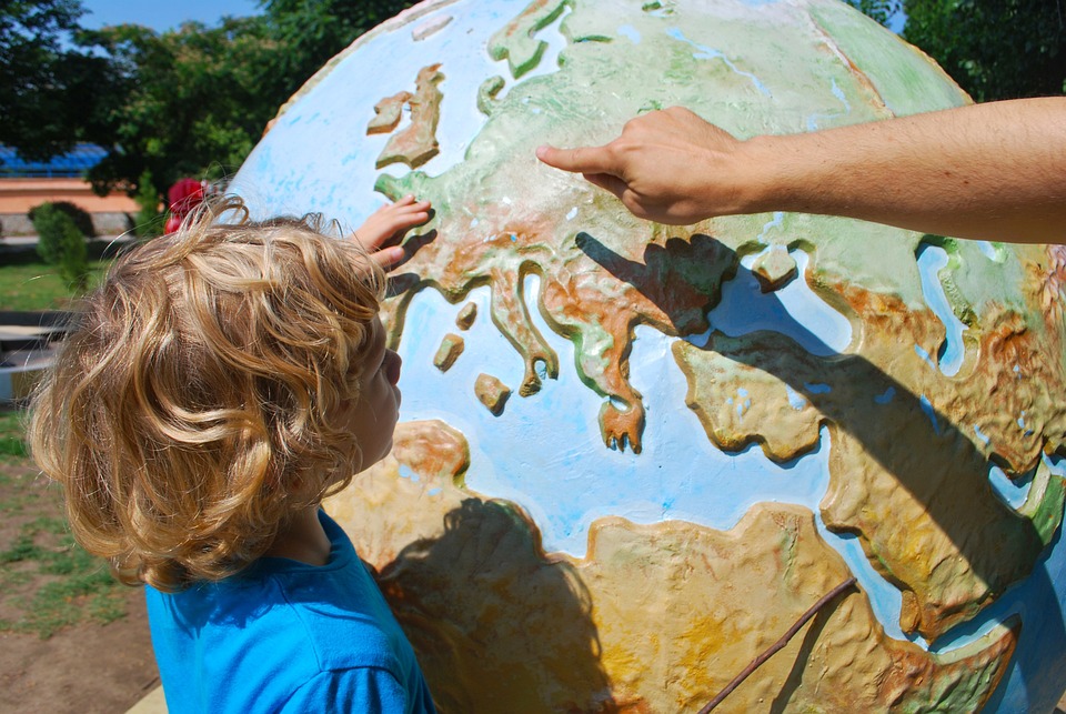 Tετράχρονη έγινε viral γιατί ξέρει απ’έξω τις σημαίες 195 χωρών…! BINTEO
