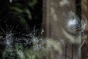 Μπαράζ επιθέσεων σε έξι σούπερ μάρκετ στην Αττική – Οι δράστες έσπασαν τις τζαμαρίες