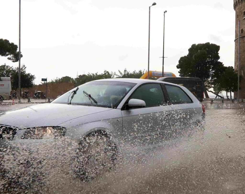 Θυελλώδεις άνεμοι και βροχές στην Κεντρική Μακεδονία- Πού έχει διακοπεί η κυκλοφορία