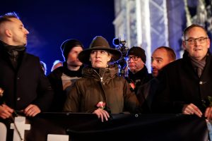 Διαδηλωτές έκλεισαν τον δρόμο από όπου περνούσε η επικεφαλής του δεξιού AfD, vid