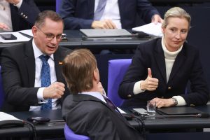 Ισχυρό σοκ για τους διεθνιστές στην Γερμανία: CDU και AfD ψήφισαν χέρι-χέρι πρόταση για το μεταναστευτικό