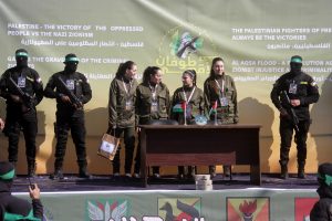 Εξιτήριο από το νοσοκομείο έλαβαν οι τρεις πρώτες Ισραηλινές όμηροι που αφέθηκαν ελεύθερες πριν από μια εβδομάδα