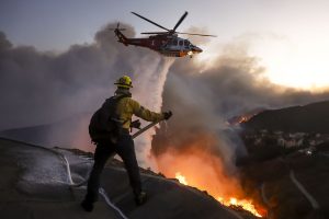 Ζημιές ακόμα και 275δις δολαρίων στο Λ.Α. – Ο φόβος της «τοξικής στάχτης»