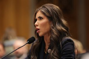 Noem για αλλοδαπούς στις ΗΠΑ: Ο αριθμός των απελάσεων θα συνεχίσει να αυξάνεται