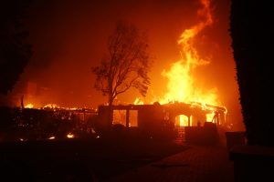 Οργισμένοι κάτοικοι του Λος Άντζελες πιάνουν εμπρηστή και καλούν την αστυνομία! Βίντεο