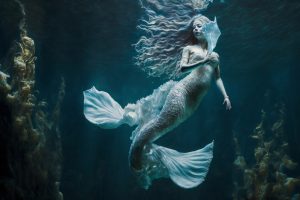 Σοκάρει το ΒΙΝΤΕΟ: Τεράστιο ψάρι δάγκωσε το κεφάλι «γοργόνας»