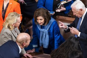 Οι εικόνες με την ορκισμένη εχθρό του Τραμπ, Νάνσι Πελόζι, που σόκαραν το διαδίκτυο