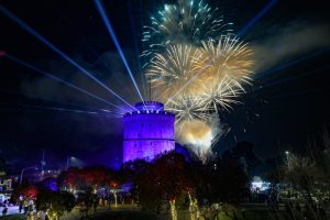 Με δέσμες φωτός στον Λευκό Πύργο έκανε αλλαγή χρόνου η Θεσσαλονίκη, ΦΩΤΟ-ΒΙΝΤΕΟ
