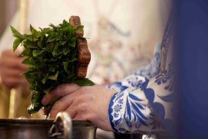 Θεοφάνεια: Οι τολμηροί βουτηχτάδες, τα Ραγκουτσάρια, οι Καμήλες και άλλα έθιμα της Βόρειας Ελλάδας