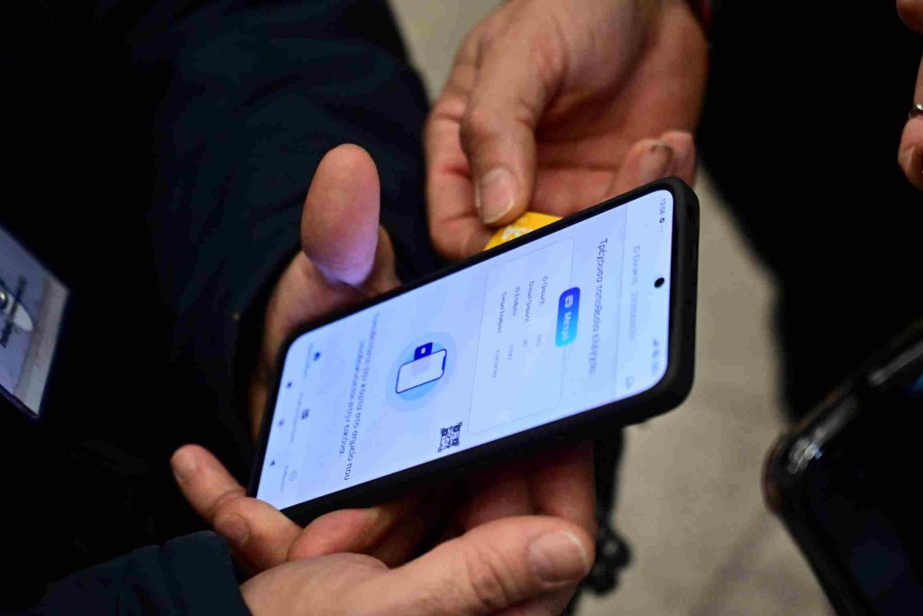 Η μεγάλη χρήση οθονών στην πρώιμη εφηβεία συνδέεται με προβλήματα ψυχικής υγείας