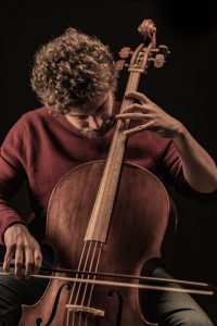 Εντυπωσιακό θέαμα: 101 μουσικοί παίζουν τσέλο μέσα σε ιστορικό ξενοδοχείο