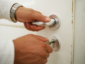 Το κόλπο για να αφαιρέσετε το σπασμένο κλειδί από την κλειδαριά που έγινε viral – Βίντεο