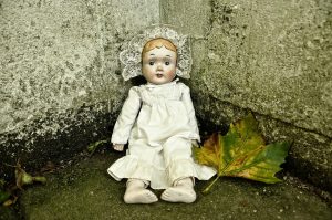 Τα μυστηριώδη μικρά φέρετρα με τις μικροσκοπικές φιγούρες ενός εξαφανισμένου ηφαιστείου στη Σκωτία